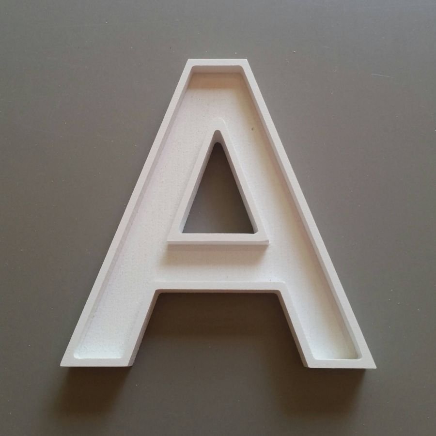 Hul bokstav i hvit PVC ARIAL BOLD