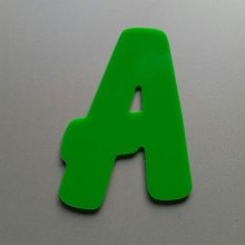 Bokstav i farget pleksiglass