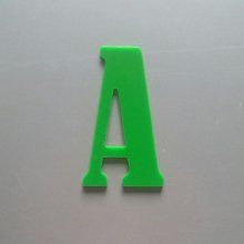 Dekorativ plexiglass bokstav BERNARD CONDENSED