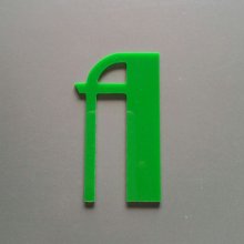 Bokstav i farget pleksiglass