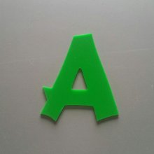 Bokstav i farget pleksiglass