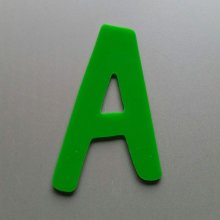 Bokstav i farget pleksiglass