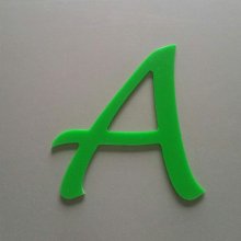 Bokstav i farget pleksiglass