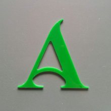Bokstav i farget pleksiglass